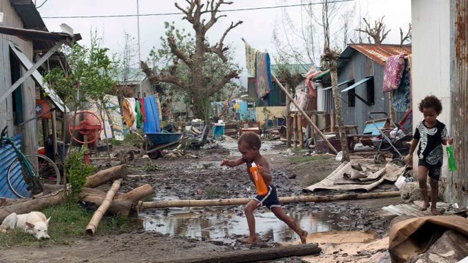Port Villa, hlavní město souostroví Vanuatu, poté, co se přes něj přehnala tropická bouře Pam.