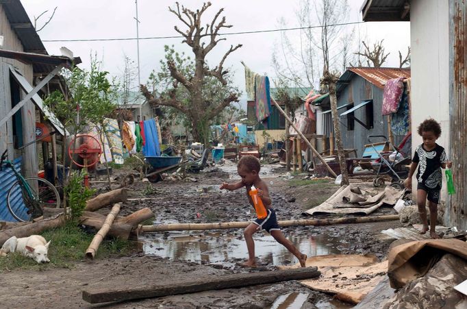 Port Villa, hlavní město souostroví Vanuatu, poté, co se přes něj přehnala tropická bouře Pam.