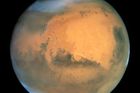 Mars dominuje noční obloze