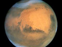Tekutá voda se usilovně hledá i na Marsu