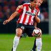 Jonathan Reis (PSV) je stíhán Hjalte Norregaardem (Kodaň) v utkání Evropské ligy.