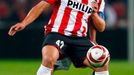 Jonathan Reis (PSV) je stíhán Hjalte Norregaardem (Kodaň) v utkání Evropské ligy.