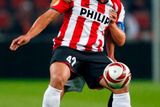 Jonathan Reis (PSV) je stíhán Hjalte Norregaardem (Kodaň) v utkání Evropské ligy.