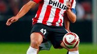 Jonathan Reis (PSV) je stíhán Hjalte Norregaardem (Kodaň) v utkání Evropské ligy.