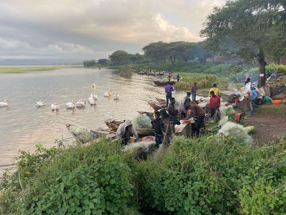 Etiopané vynášejí tuhý odpad z jezera.