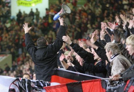 Fanoušci Leverkusenu během utkání se Spartou