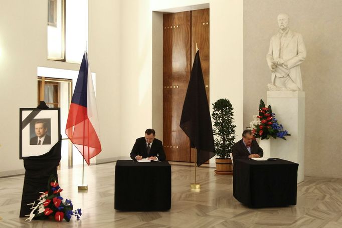 Po skončení jednání vlády, odebral se celý kabinet podepsat kondolenční knihy.