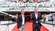 Červený koberec - moment, na který se ve Varech každoročně čeká s větší netrpělivostí než na samotné filmy. Na snímku je Nicolas Silhol a Lambert Wilson.