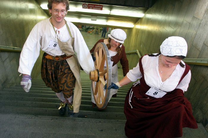 Po schodech z podchodu