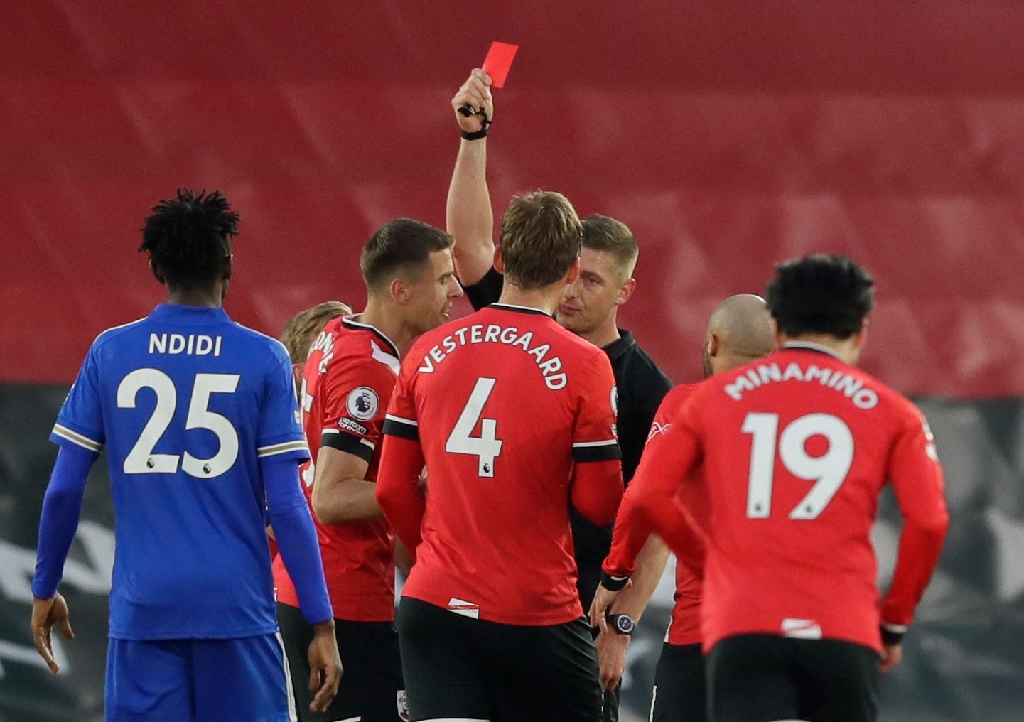Jannik Vestergaard ze Southampton dostává červenou kartu v zápase s v Leicesterem