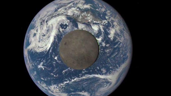 Unikátní záběry odvrácené strany Měsíce na pozadí se Zemí ukázal na svém webu americký Národní úřad pro letectví a vesmír (NASA). Pořídila je speciální kamera na palubě amerického satelitu DSCOVR.