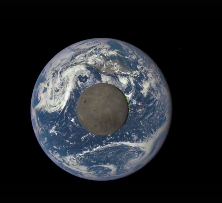 NASA ukázala unikátní snímky odvrácené strany Měsíce