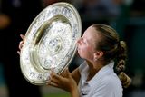 Čtyřiadvacetiletá Kvitová se stala druhou českou tenistkou, která vyhrála dvouhru ve Wimbledonu víc než jednou. Před ní to dokázala jen Martina Navrátilová.