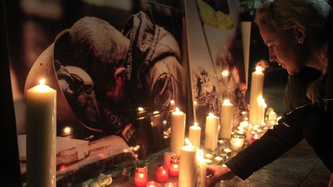Žena zapaluje v Budapešti svíčku za mrtvé na Ukrajině.