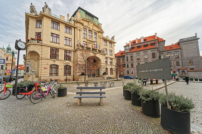 Demonstrativní umístění opravené lavičky, která měla sloužit jako reklamní poutač, zpět do veřejného prostoru.