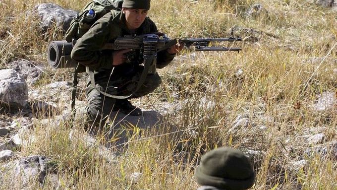 Turečtí vojáci útočí na separatisty s PKK.