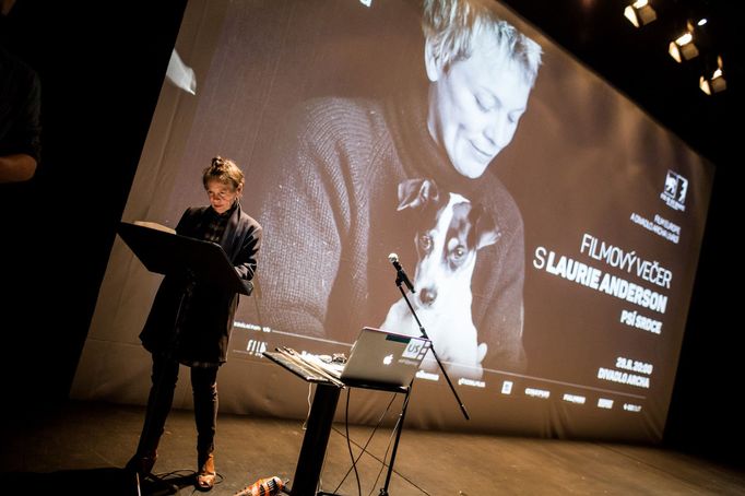 Snímek z pondělního vystoupení Laurie Anderson v pražském Divadle Archa.