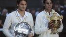 Rafael Nadal a Roger Federer pózují se svými trofejemi.