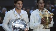 Rafael Nadal a Roger Federer pózují se svými trofejemi.