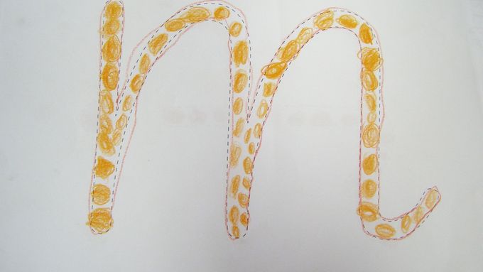 "M" podle Comenia script. Děti se s tvarem nového písmene seznamují principem omalovánek