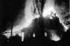 V noci 9. listopadu 1938 začali nacisté systematicky vypalovat synagogy v Německu, Rakousku a Sudetech (zde Kynšperk na Sokolovsku).