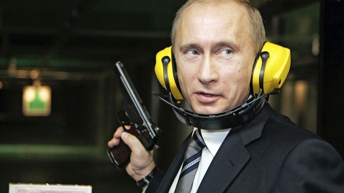Vladimir Putin jako střelec na střelnici.