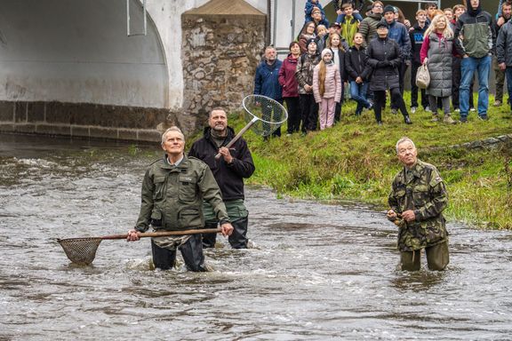 Rybáři museli ve studené vodě vydržet přes hodinu.