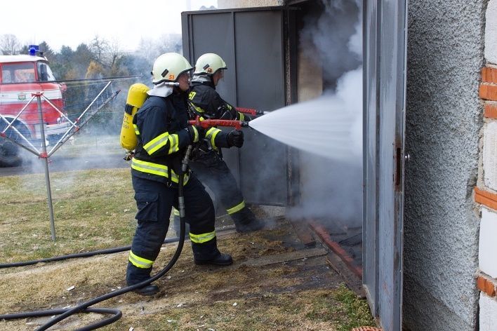 Požár garáže na Chýnovsku, při kterém uhořel muž