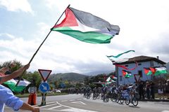 Zase a znovu. Etapu Vuelty zkrátily velké protesty, zvítězil Bernal