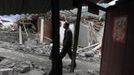 Survivors walk past debris at a village after Saturday's earthquake hit Lingguan township, in Baoxing county, Sichuan province April 22, 2013. The 6.6 magnitude quake struck in Lushan county, near the city of Ya'an in the southwestern province of Sichuan, close to where a devastating 7.9 quake hit in May 2008, killing 70,000. The earthquake killed at least 186 people and injured more than 11,000, state media said. REUTERS/Jason Lee (CHINA - Tags: DISASTER ENVIRONMENT) Published: Dub. 22, 2013, 1:27 odp.