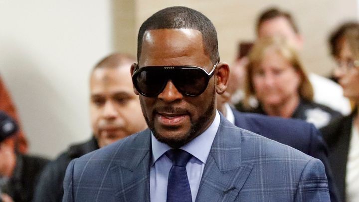 Zpěvák R. Kelly je vinen ve všech bodech sexuálního zneužívání, rozhodla porota; Zdroj foto: Reuters