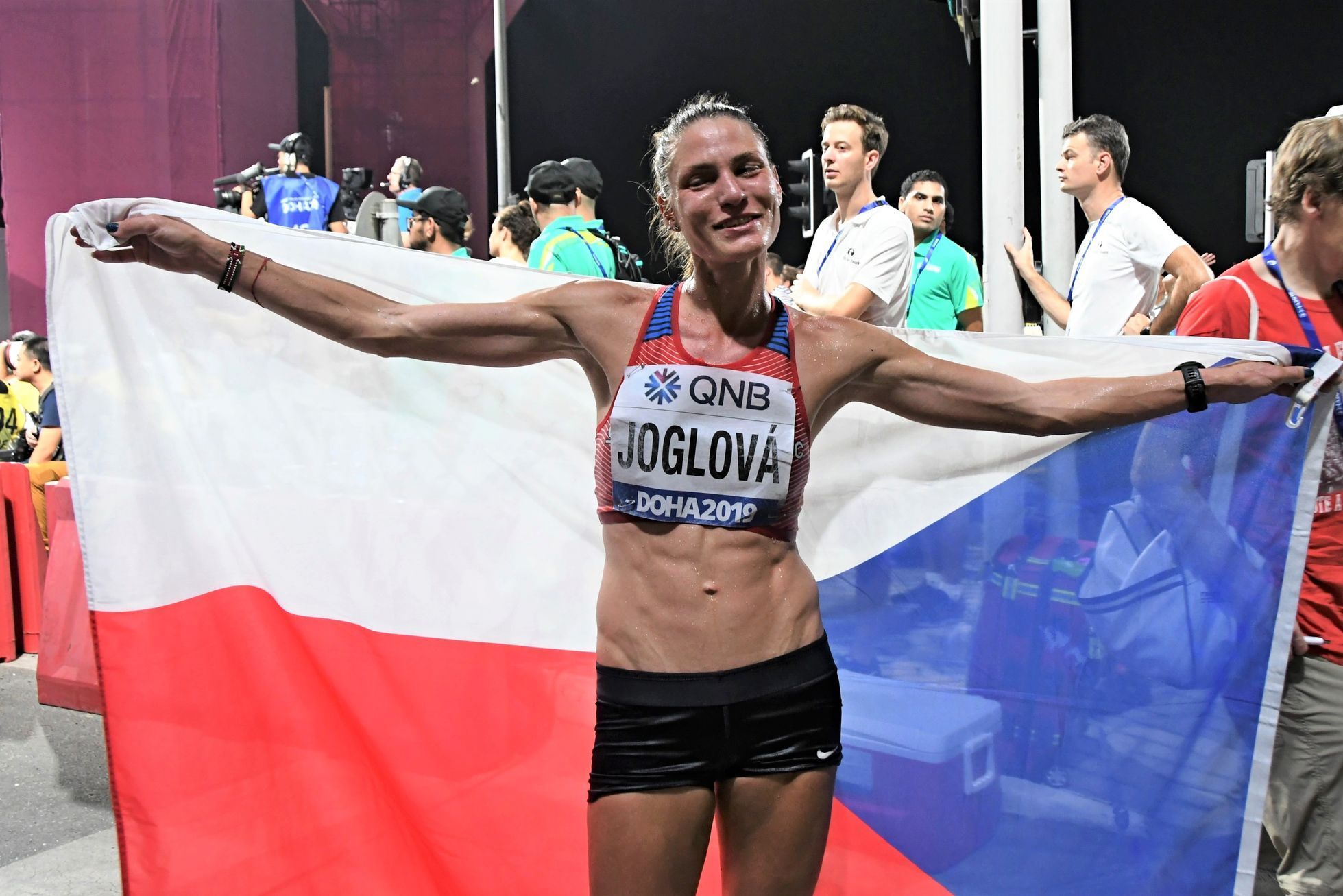 Marcela Joglová v cíli maratonu na MS v atletice v Dauhá 2019