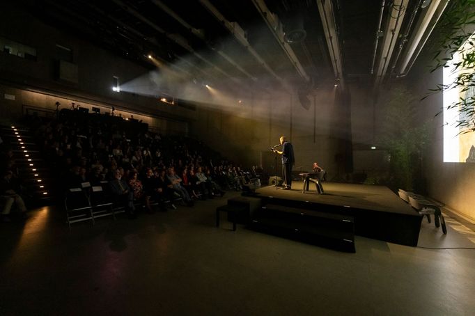 Max Porter na festivalu Fall v pražském DOX.