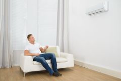 Klimatizaci vám prodejce povinně nainstaluje, souhlasí poslanci. Zabrání se úniku škodlivin