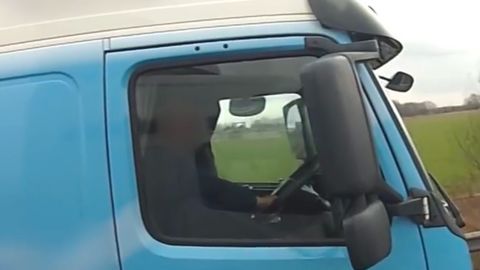 Řidič kamionu jel po dálnici s nohou na palubce a psal si SMS. Policisté ho natočili