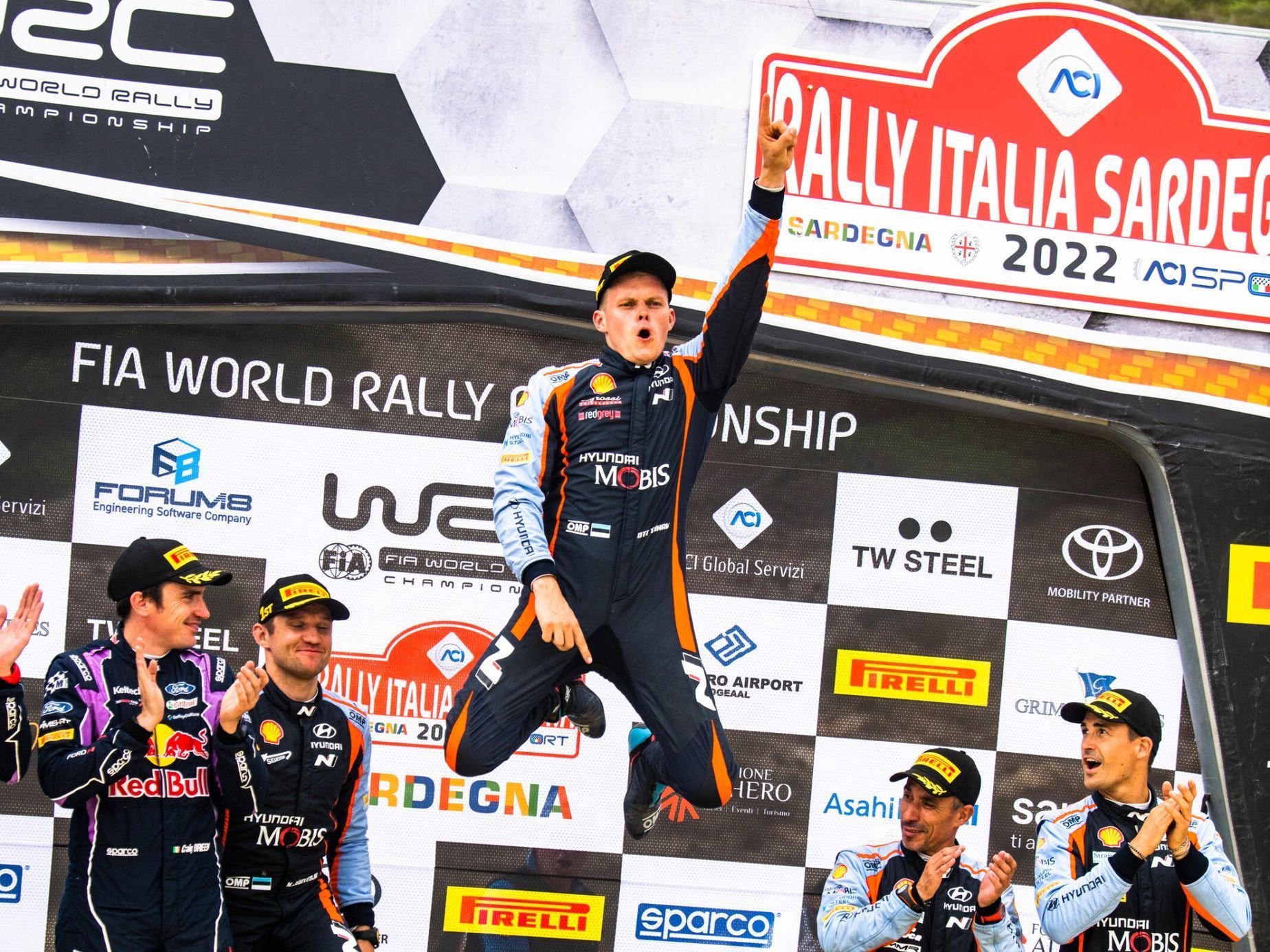 Ott Tänak z týmu Hyundai slaví triumf  v Italské rallye 2022