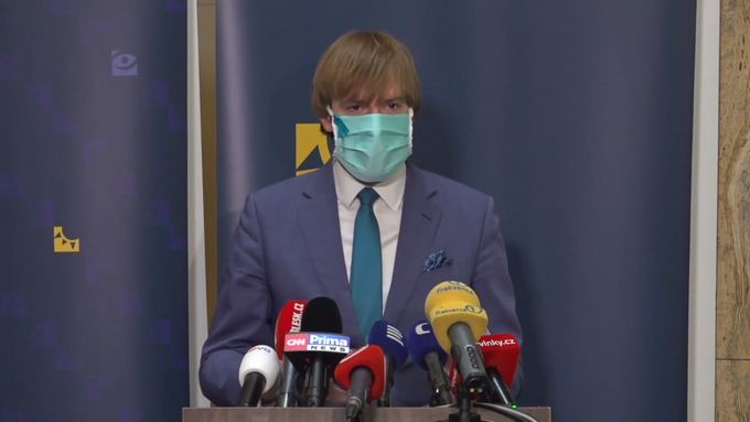 Sledujte brífink ministra zdravotnictví Adama Vojtěcha, hlavní hygieničky Jarmily Rážové a epidemiologa Rastislava Maďara.