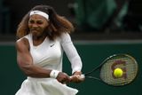 Na pomyslných stupních vítězek Ósakaovou doplňují americká tenistka Serena Williamsová (45,9 milionu dolarů)…