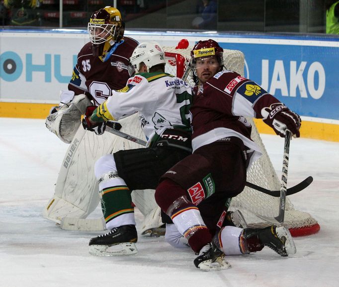 Hokejisté klubu HC Sparta Praha Marek Schwarz (vlevo) a Petr Ton brání Jana Košťála v prvním kole hokejové Tipsport extraligy 2012/13 s Energií Karlovy Vary.