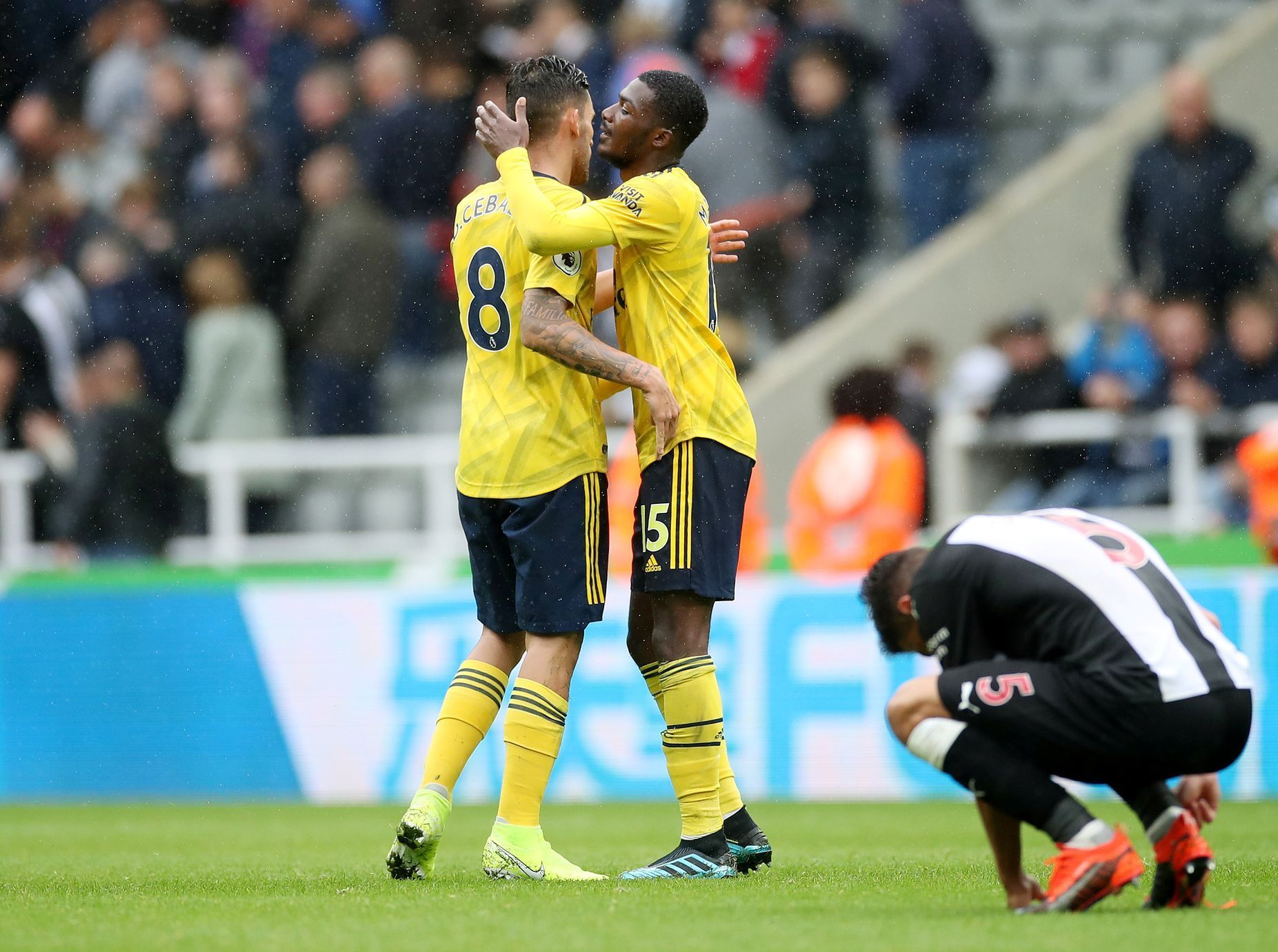 Hráči Arsenalu Dani Ceballos a Ainsley Maitland-Niles slaví výhru nad Newcastlem