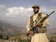 Pákistánský voják na hlídce nedaleko afghánské hranice.