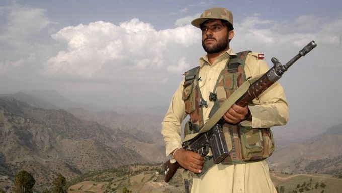 Pákistánský voják na hlídce v místech,kde ve středu zaútočil americký oddíl a usmrtil jedenáct jeho kolegů.