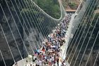 Skleněný most v Číně po dvou týdnech uzavřeli. Nezvládal prý nápor návštěvníků a potřebuje údržbu