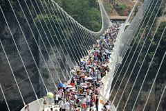 Skleněný most v Číně po dvou týdnech uzavřeli. Nezvládal prý nápor návštěvníků a potřebuje údržbu