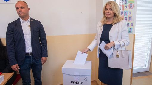Zuzana Čaputová odevzdává hlas ve slovenských volbách.