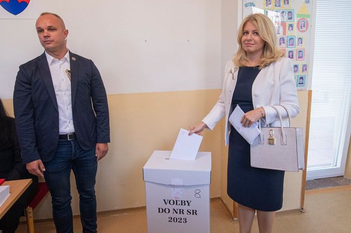 Zuzana Čaputová odevzdává hlas ve slovenských volbách.