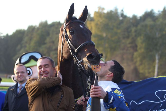 Velká Pardubice 2015: vítěz Marek Stromský na koni Nikasovi a majitel koně Petr Kupka