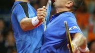 Tomáš Berdych (vlevo) a Martin Damm se radují z vítězství ve čtyřhře Davisova poháru, která český tým posunula k návratu do Světové skupiny.