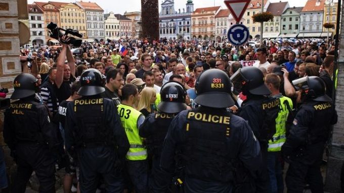 V souvislosti s nepokoji na českobudějovickém sídlišti Máj policie obvinila dalších pět lidí.