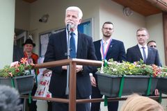 Prezident Petr Pavel mluví k lidem po příjezdu do Ostrožské Lhoty. hned vedle něj stojí starosta Roman Tuháček.
